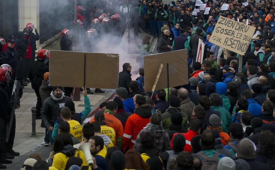 Ha habido tensión entre los trabajadores que protestaban y la Ertzaintza. (Raul BOGAJO/ARGAZKI PRESS)