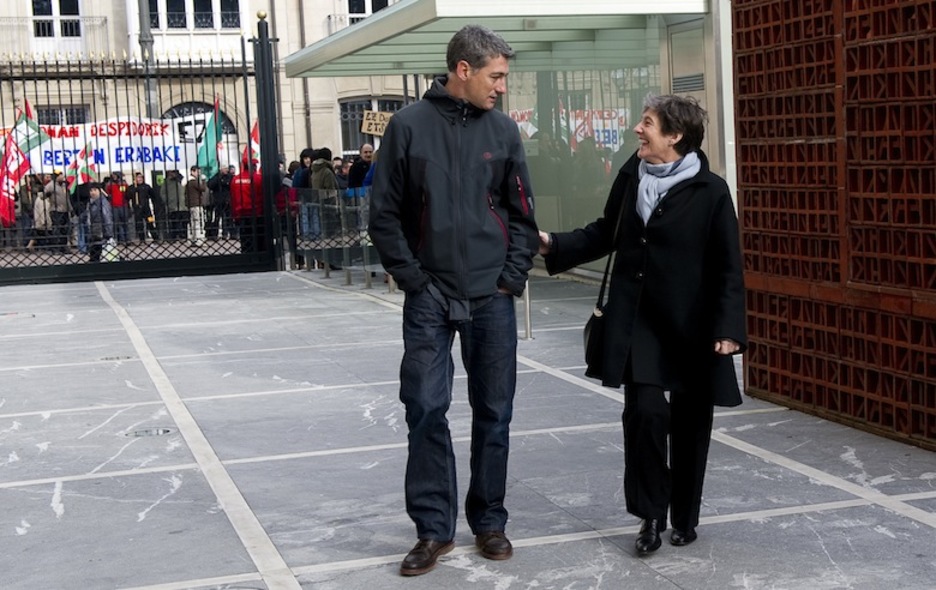 Oscar Matute y Laura Mintegi charlan a la salida del Parlamento. (Raul BOGAJO/ARGAZKI PRESS)