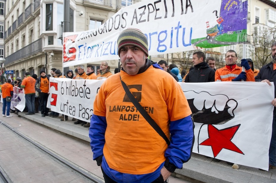 Trabajadores de Corrugados han protestado en frente del Parlamento. (Raul BOGAJO/ARGAZKI PRESS)