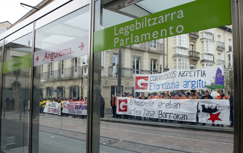 Trabajadores de varias empresas han protestado en frente del Parlamento. (Raul BOGAJO/ARGAZKI PRESS)