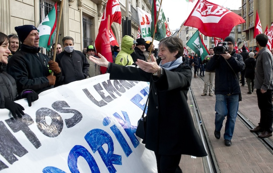 Mintegi se dirige a los trabajadores que han protestado. (Raul BOGAJO/ARGAZKI PRESS)