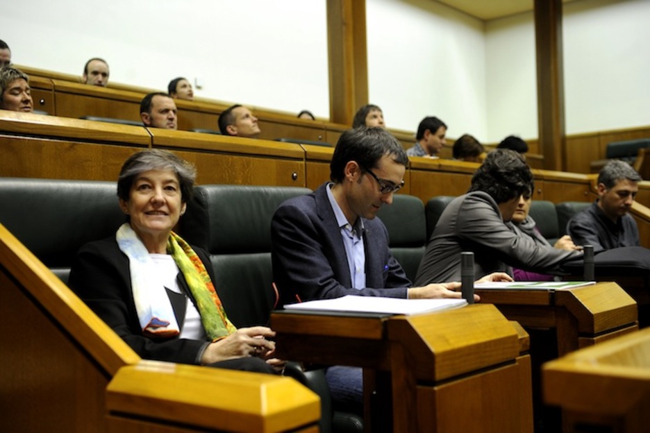 Laura Mintegi, junto a Julen Arzuaga, en su silla del Parlamento. (Juanan RUIZ/ARGAZKI PRESS)