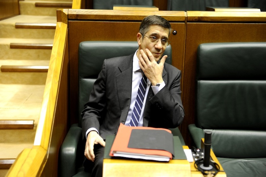 López reposa en su sillón del Parlamento. (Juanan RUIZ/ARGAZKI PRESS)