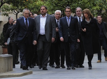 Pere Navarro (PSC), Oriol Junqueras (ERC), Artur Mas (CiU) y la consellera de Educación, Irene Rigau, entre los asistentes a la cumbre de partidos catalanes. (Josep LAGO/AFP PHOTO)