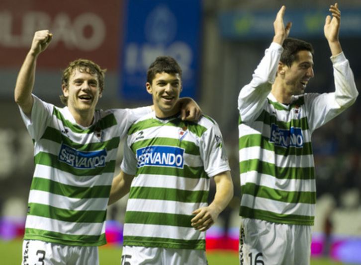 Eibarreko jokalariak, hurrengo kanporaketarako sailkapena ospatzen. (Jon HERNAEZ/ARGAZKI PRESS)