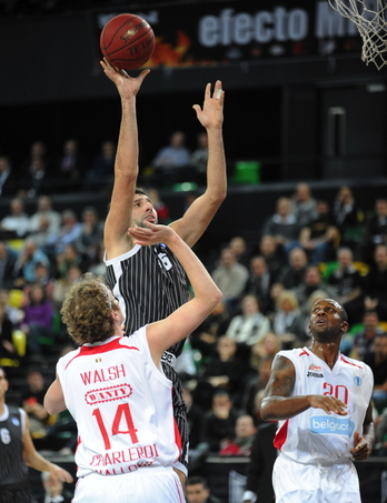 Un lance del encuentro entre el Bilbao Basket y el Belgacom Spirou. (Jon HERNAEZ/ARGAZKI PRESS)