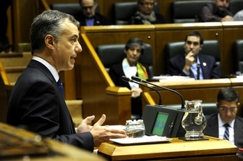Urkullu, de pie en su escaño del Parlamento, junto con Joseba Egibar. (Juanan RUIZ/ARGAZKI PRESS)