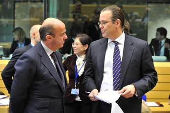El ministro de Finanzas español, Luis de Guindos, conversa con su homólogo sueco, Anders Borg. (Georges GOBET/AFP)