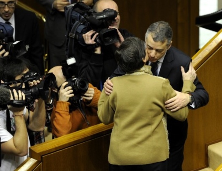 Urkullu y Mintegi se saludan tras el pleno. (Juanan RUIZ/ARGAZKI PRESS)