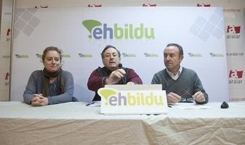 Ainhoa Beola, Jesus Mari Larrazabal y Antton Izagirre, en la comparecencia realizada en Donostia. (Jon URBE/ARGAZKI PRESS)