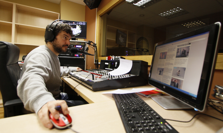 Fertxu Izquierdo Eguzkiko kidea irratiko estudioetan. (Gotzon ARANBURU)