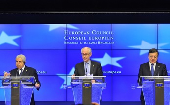 Demetris Christofias, Herman Van Rompuy y José Manuel Durao Barroso, en la comparecencia final de la cumbre. (Georges GOBET/AFP)