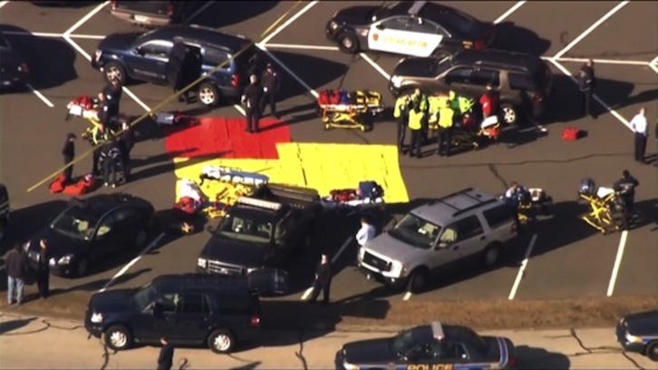 Miembros de los servicios de emergencias, en las inmediaciones del colegio donde se ha producido el tiroteo. (AFP PHOTO)