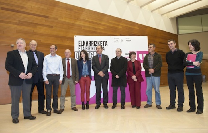 Los participantes en el seminario organizado por Lokarri posan para los medios. (Gari GARAIALDE/ARGAZKI PRESS)