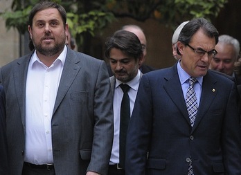 Oriol Junqueras (ERC) y Artur Mas (CiU), camino de una reunión en el Palau de la Generalitat (Josep LAGO/AFP PHOTO)