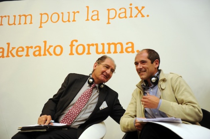 Brian Currin abokatu hegoafrikarra, Lokarriko ordezkari Paul Riosen ondoan. (Gaizka IROZ)