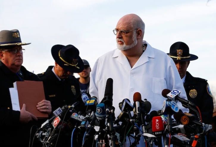 El director de la Oficina Forense de Connecticut, Wayne Carver, atiende a los medios. (Jared WICKERHAM/AFP PHOTO)