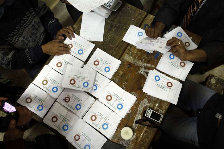 Recuento d elos votos en una oficina electoral de El Cairo. (Mahmoud KHALED / AFP)