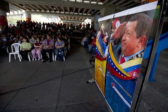 Seguidores de Hugo Chávez rezan para que se recupere de su enfermedad. (Juan BARRETO / AFP)