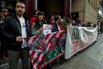 Iñigo Gogoan herri ekimena se ha concentrado ante los juzgados de Bilbo. (Monika DEL VALLE/ARGAZKI PRESS)
