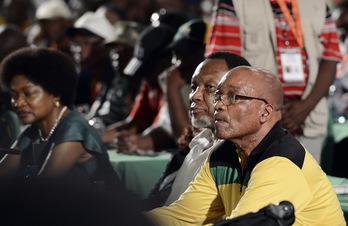 Zuma, a la derecha, junto al vicepresidente sudafricano, Kgalema Motlanthe, a quien se ha impuesto en la votación. (Stephane de SAKUTIN/AFP)  