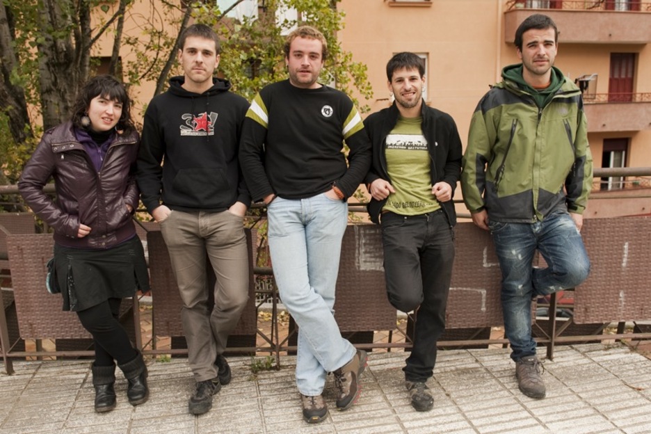 Maitane Linazasoro, Xabier Lujanbio, Iosu Arruabarrena, Arkaitz Antza eta Aitor Franco, GARAri epaiaren zain zeudela eskainitako elkarrizketan. (Gari GARAIALDE/ARGAZKI PRESS)