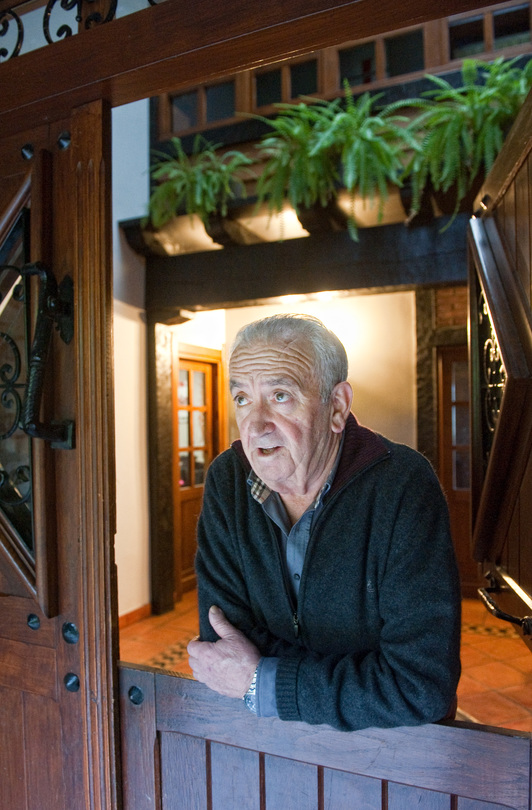 Imanol Lazkano, etxeko atarian. (Jon URBE/ARGAZKI PRESS)