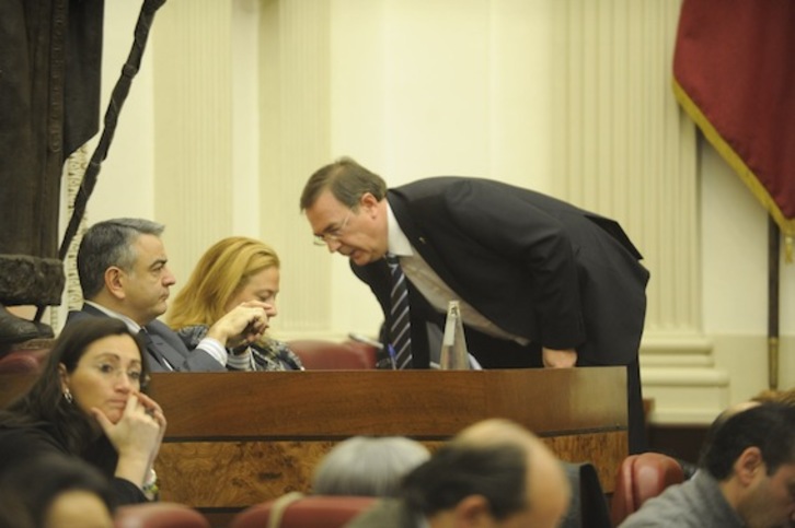 El diputado de Hacienda alavés, José Zurita, se dirige a Javier de Andrés. (ARGAZKI PRESS) 