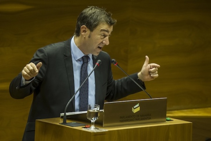 El secretario general del PSN, Roberto Jiménez, durante una intervención en el Parlamento navarro. (Lander FDEZ. ARROIABE/ARGAZKI PRESS)