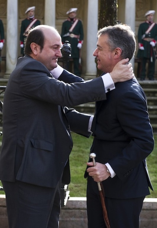 Iñigo Urkullu saluda a Andoni Ortuzar, candidato favorito para sucederle al frente del PNV. (Luis JAUREGIALTZO/ARGAZKI PRESS)