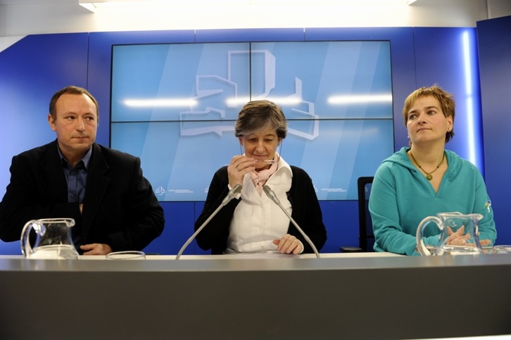 Juanjo Agirrezabala, Laura Mintegi y Rebeka Ubera, en la comparecencia de hoy. (Juanan RUIZ/ARGAZKI PRESS)