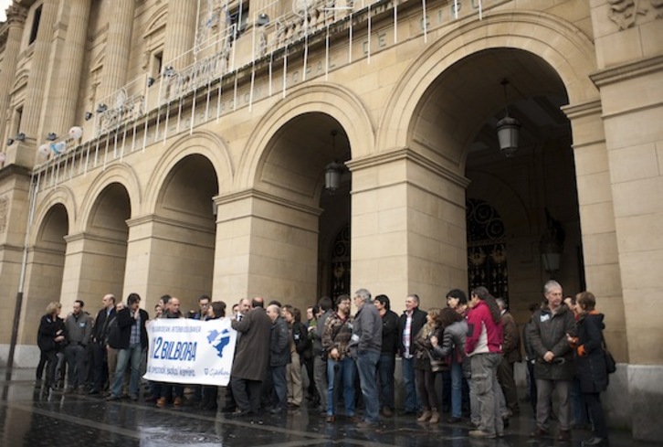 Concentración frente a la Diputación de Gipuzkoa, encabezada por el diputado general, Martin Garitano. (Juan Carlos RUIZ/ARGAZKI PRESS)