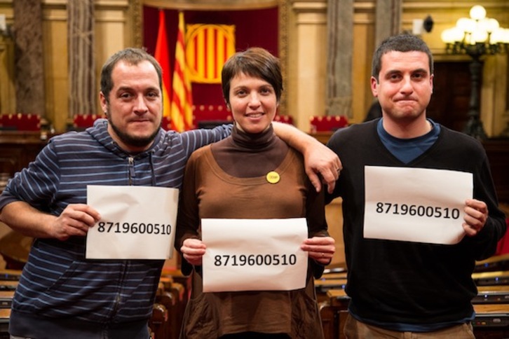 Los diputados de la CUP, David Fernández, Georgina Rieradevall y Quim Arrufat, en el Parlament. (Jordi BORRÀS)