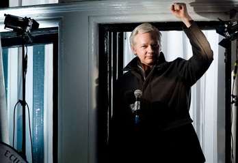 Julian Assange ha pronunciado su discurso desde el balcón de la Embajada ecuatoriana. (Leon NEAL/AFP)