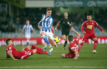 Griezman disputa un balón con dos jugadores del Sevilla. (Juan Carlos RUIZ/ARGAZKI PRESS)