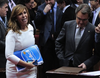 Alicia Sánchez-Camacho (PP) pasa por delante de Artur Mas (CiU) en el Parlament. (Josep LAGO/AFP PHOTO)