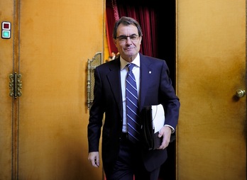 Artur Mas, a su llegada al Parlament, antes de ser reelegido presidente de la Generalitat. (Josep LAGO/AFP)