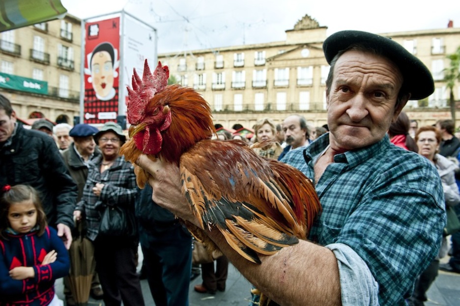 Para gallo el que ha mostrado este baserritarra en Bilbo. Belleza natural. (Jon HERNAEZ/ARGAZKI PRESS)