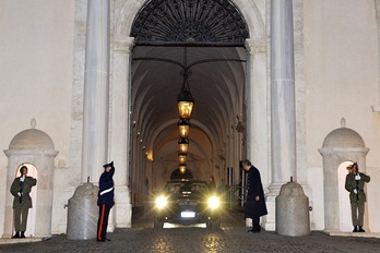 El coche oficial de Mario Monti, a su salida de la residencia del presidente Giorgio Napolitano, esta tarde en Roma. (Vincenzo PINTO/AFP)