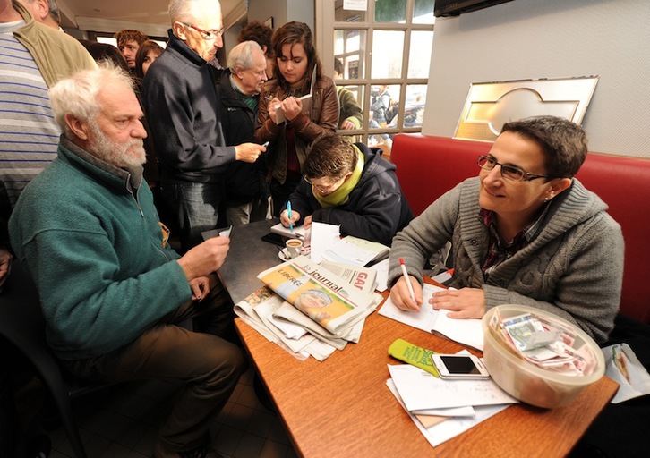 Baionako Pyrénnées ostatuan, dirua biltzen. (Gaizka IROZ)