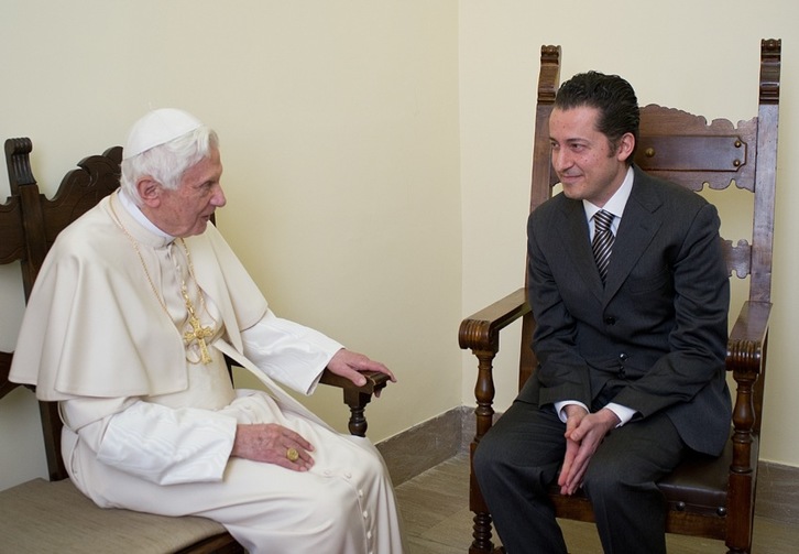 El Papa con su exmayordomo, al que ha comunicado el indulto. (AFP)