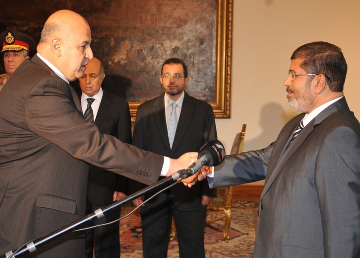 El vicepresidente egipcio, Mahmud Meki, estrecha la mano del presidente, Mohamed Morsi, en agosto, tras jurar su cargo. (AFP)
