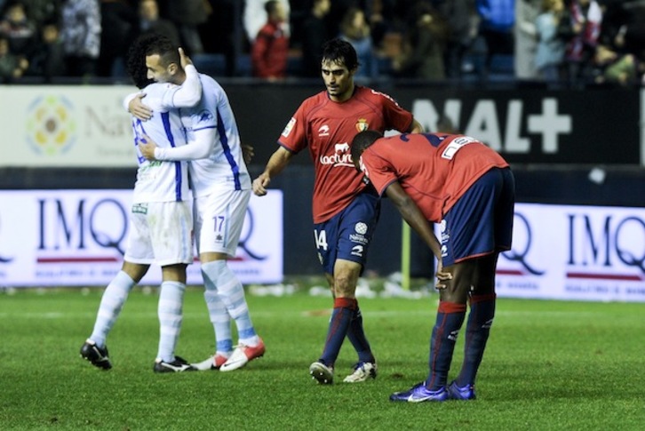 Osasunako jokalariak burumakur, Granadaren golaren ostean. (Iñigo URIZ/ARGAZKI PRESS)