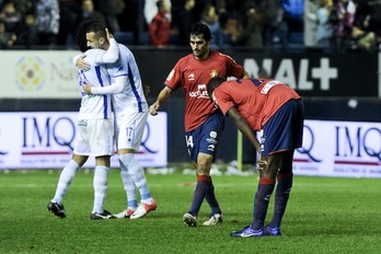 Osasunako jokalariak burumakur, Granadaren golaren ostean. (Iñigo URIZ/ARGAZKI PRESS)