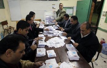 Un colegio electoral, contabilizando los votos del referéndum. (Mahmud HAMS/AFP)