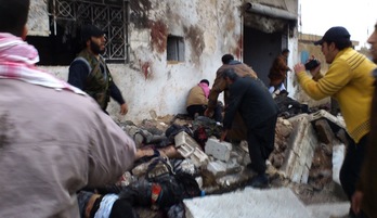 Vecinos de Halfaya intentan salvar a las víctimas de entre los escombros. (AFP)