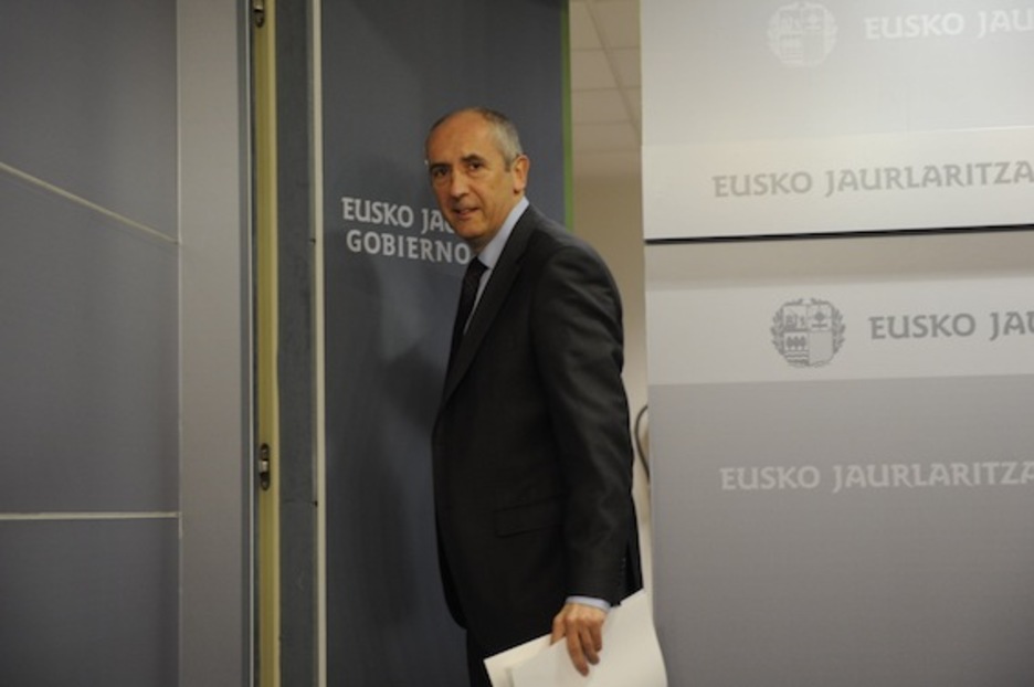 El portavoz del Gobierno de Lakua, Josu Erkoreka, ha comparecido tras el segundo Consejo de Gobierno. (ARGAZKI PRESS) El portavoz del Gobierno de Lakua, Josu Erkoreka, ha comparecido tras el segundo Consejo de Gobierno. (ARGAZKI PRESS)