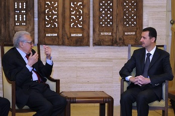 El mediador Lakhdar Brahimi y el presidente sirio, Bashar al-Assad. (AFP PHOTO)