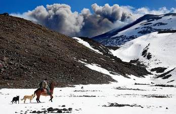 El volcán Copahue visto desde Chanchocoo, en Chile. (Ariel MARINKOVIC/AFP)