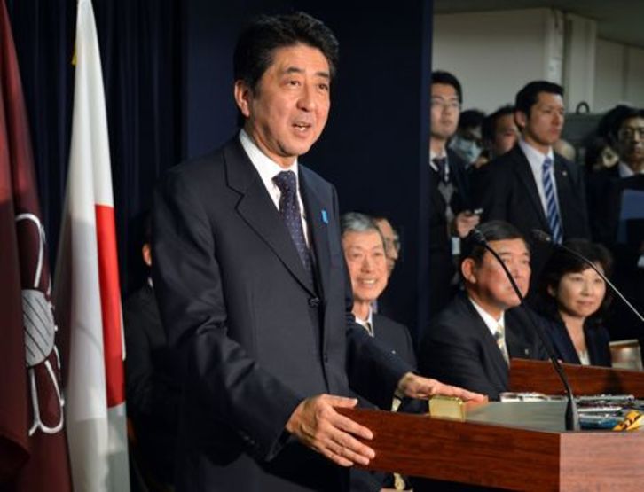 Shinzo Abe toma posesión de su cargo. (Yoshikazu TSUNO/AFP)